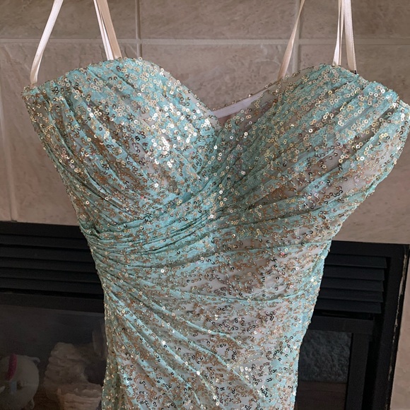 Amazing sequins gown - Picture 3 of 7